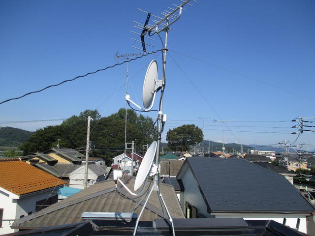 アンテナ支線4本だけで設置されたアンテナは曲がります