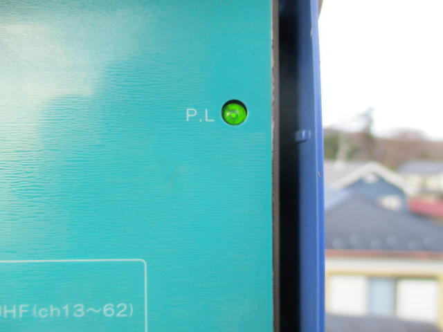 押し込むと通電