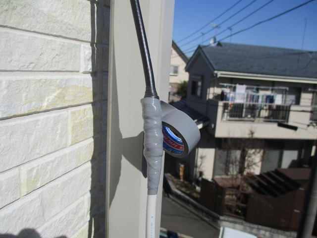 アンテナからの割配線と建物引き込み配線を接続