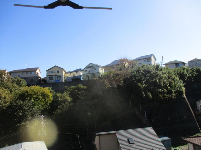 崖上の近隣住宅方向にアンテナが向けられ