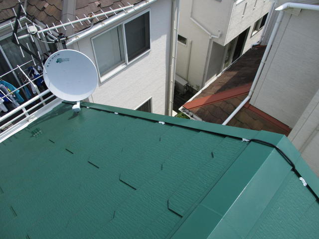 渡り配線を屋根の化粧銅板の隙間に隠す様に引き回し