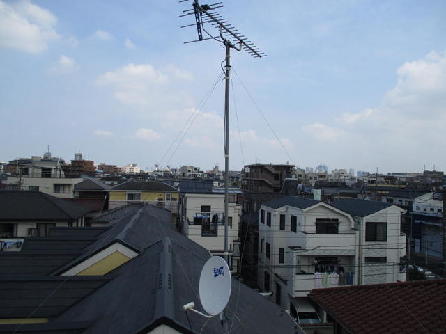 屋根上既存アンテナと一緒にBSアンテナ設置