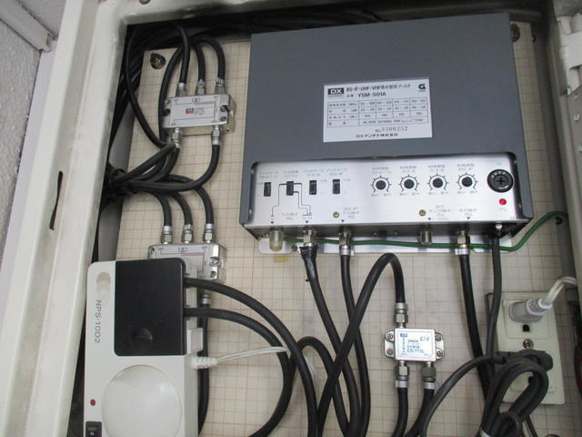 平塚局電波受信強度が低い為に家庭用セパレートブースターも追加
