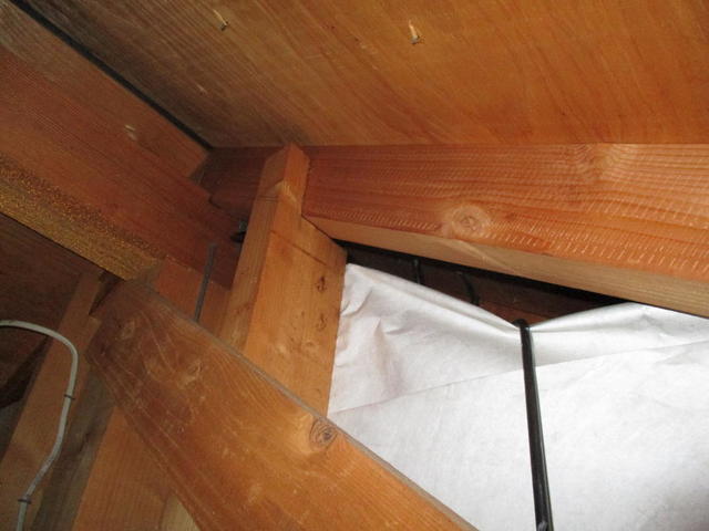 切妻屋根の隙間よりBSアンテナ渡り配線を通しました