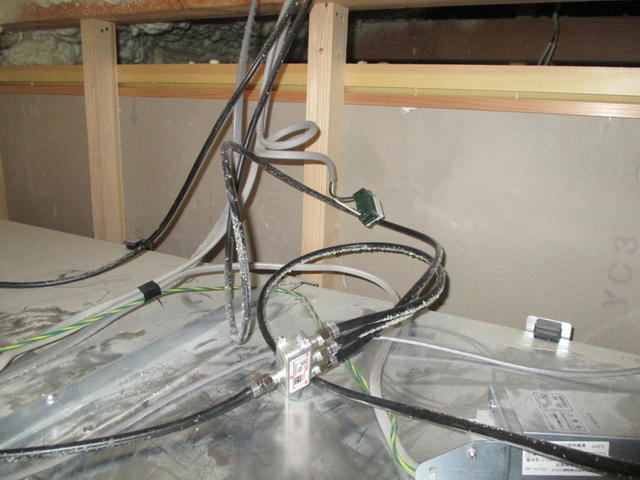 ユニットバス天井裏にコンセントと分配器