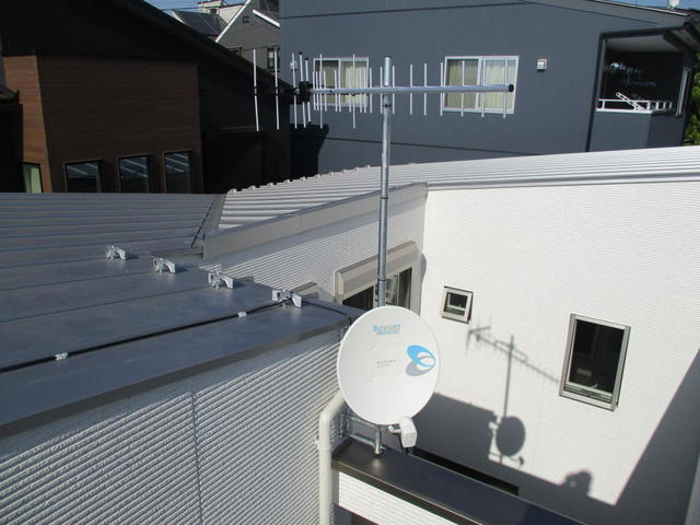 雨トヨ隙間に壁面金具2個設置で風圧対策