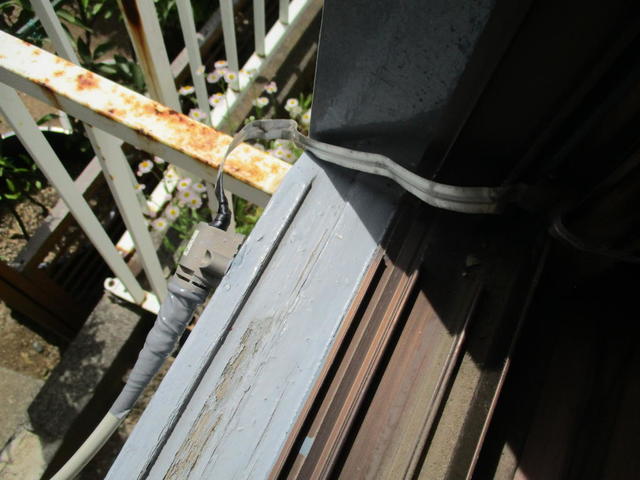 雨水に曝された隙間ケーブル