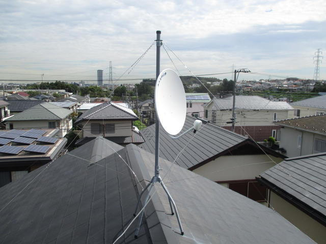 屋根上にBSアンテナ設置