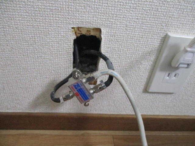 壁端子を外すと中から分配器