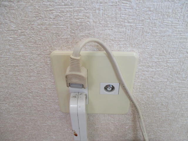 解体したテレビ壁端子ユニットを元通りに戻し、無事完了