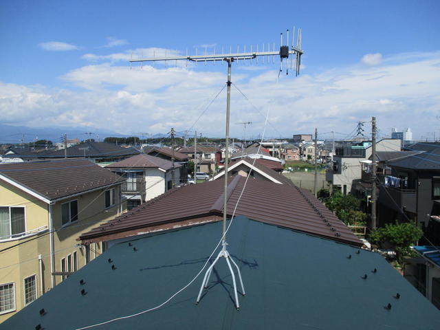 屋根上2m程度の高さに設置された平塚局受信