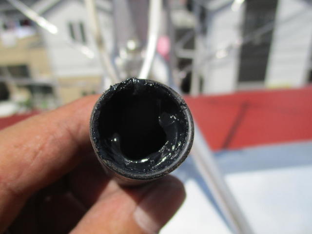 既存防水キャップをコーキング剤で固定