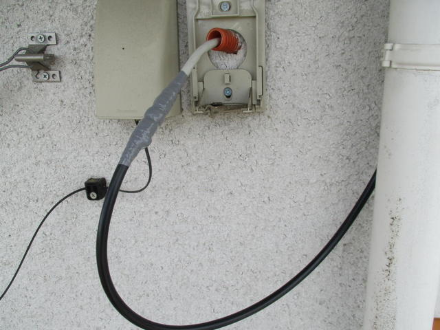 新設した渡り配線と防水処理をして配線接続
