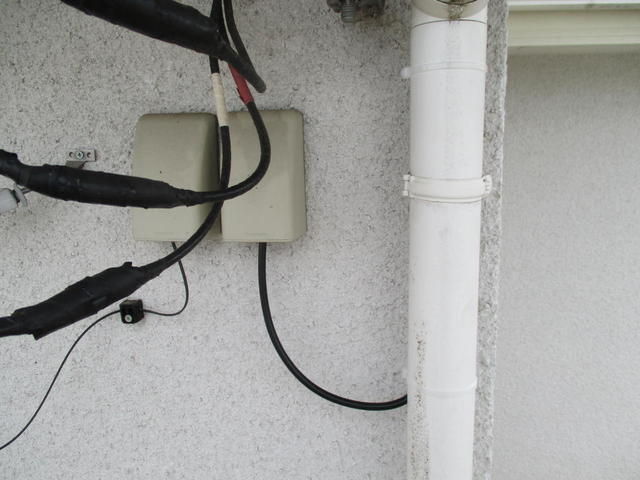 2重3重の雨水防水意識で入線カバー内に配線接続部分を収め