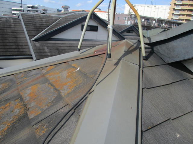 アンテナ支線が緩んで屋根馬の位置がズレた