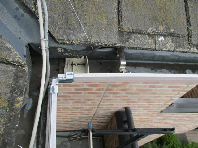外れた分配器の蓋を雨トヨ内で発見