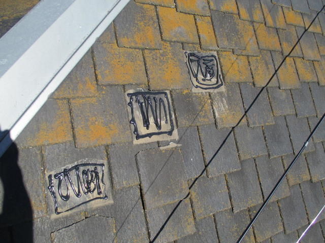 作業中に発見したスレート瓦の簡易補修
