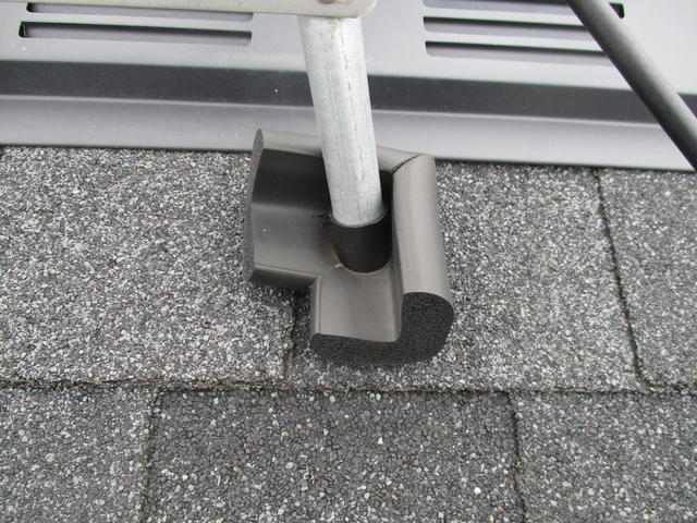 屋根馬に家具などに使用する角クッションが挟まれている