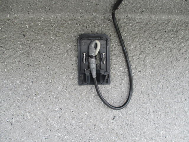 配線余長を建物内に押し込み、再利用可能な様に仕上げ
