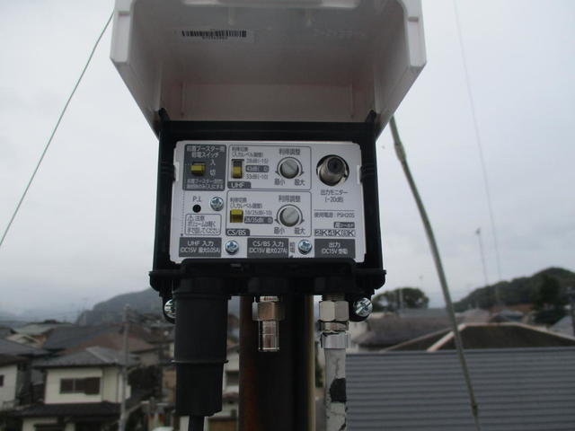 屋内に設置されていた既存ブースターをアンテナ直下に移設