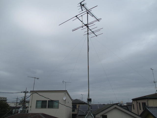 アナログ時代に屋根上設置された既存アンテナ