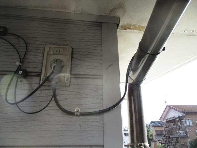 配線を入線カバー内に収め