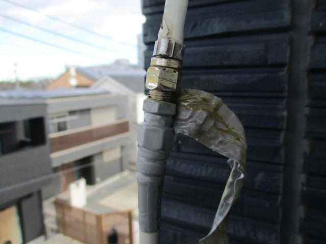 防水処理意識が全く感じられないビニールテープを巻いただけ