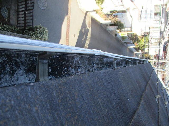 建物引き込み配線までの横引きは、雨トヨ内に無造作に転がされてます