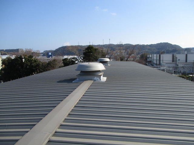 工場の屋根の上を歩き回り、電波受信捜索開始