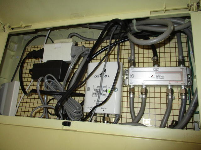 屋内集中ボックス内の分配配線を直し、ブースター電源部を設置