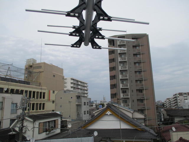 電波受信が安定するのは、お隣のマンション端方向