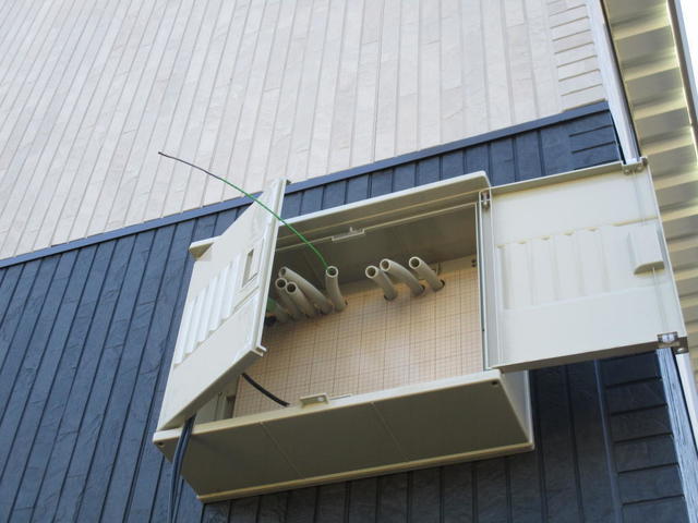 通線スチールをCD管に通し、配線通し作業