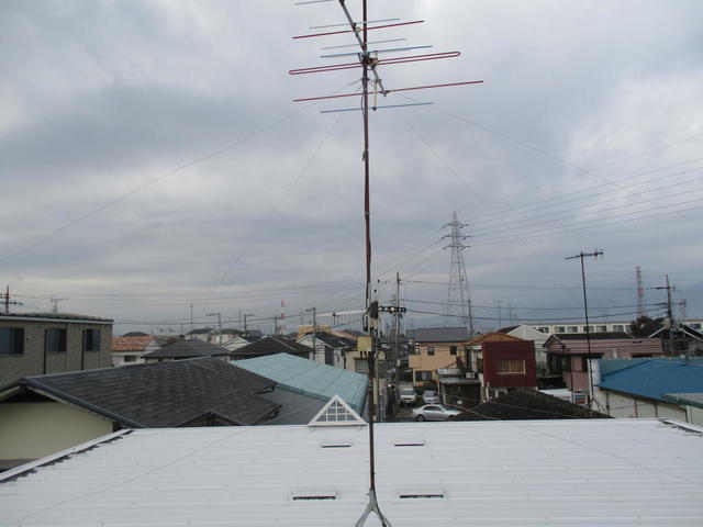 UHFアンテナ方向は、45度近く違う方向に向いている