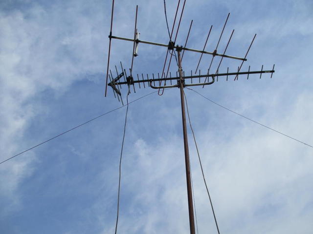 UHFアンテナ配線がポールから剥がれ、風で揺すられて断線したのか?