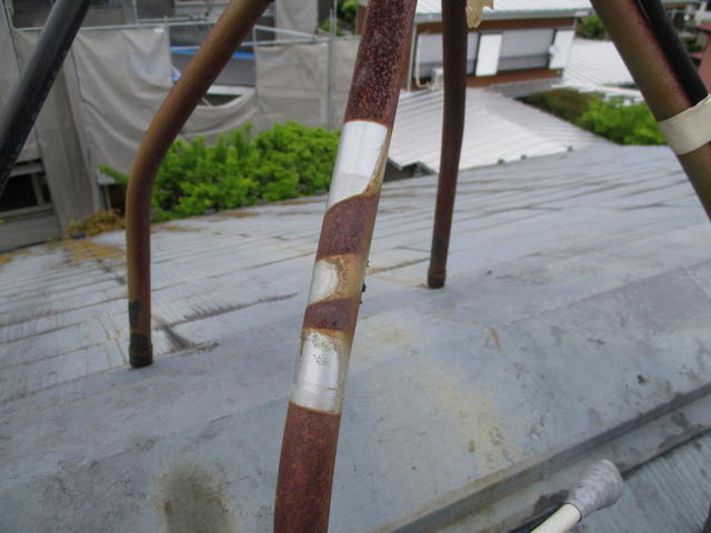屋根馬の腐食がクッキリ