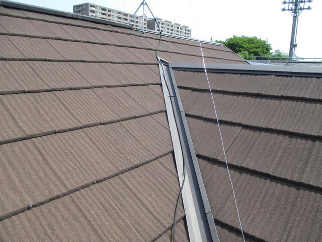 アンテナから建物引き込み配線までの渡り配線は、無造作に屋根に転がされ