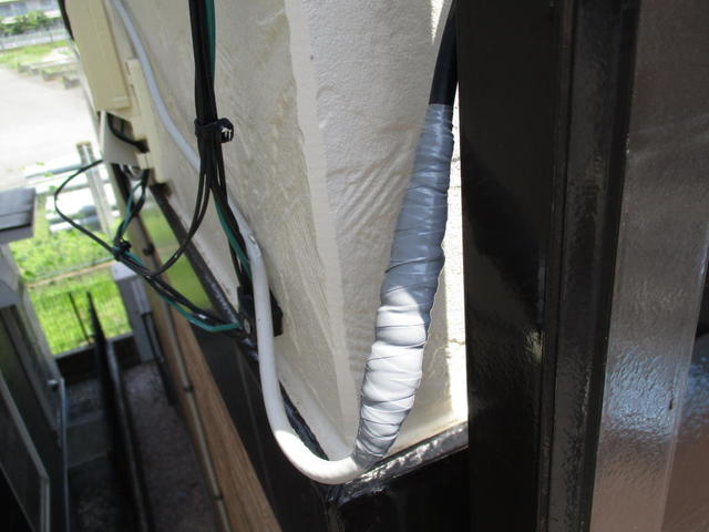 2種類の防水テープを重ね巻き、保護のビニールテープを重ね巻き