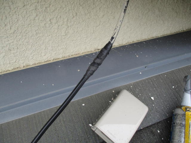 軒下で建物引き込み配線と配線接続