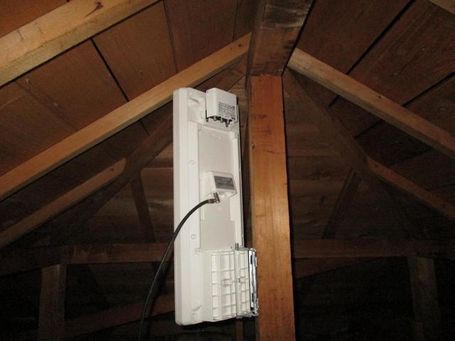 最終取り付け位置確認で事前調査した柱より奥の柱位置の方がより電波が安定