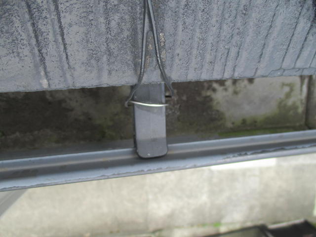 雨トヨプラスティック金具に巻かれているだけ