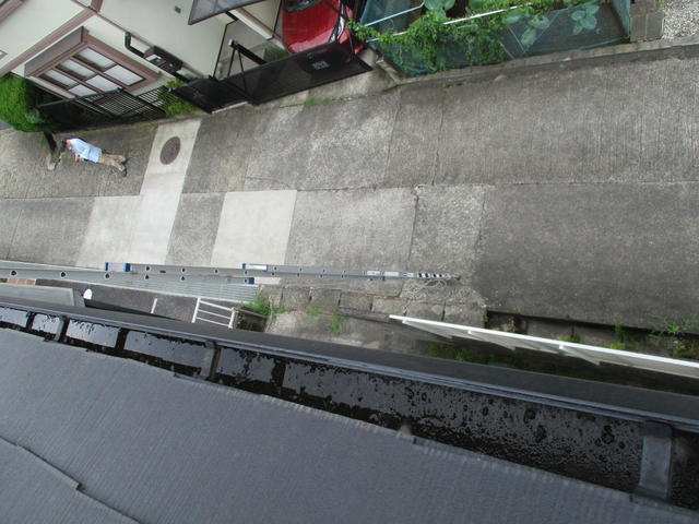 地面から然程高く見えないが、ハシゴの高さくらい上