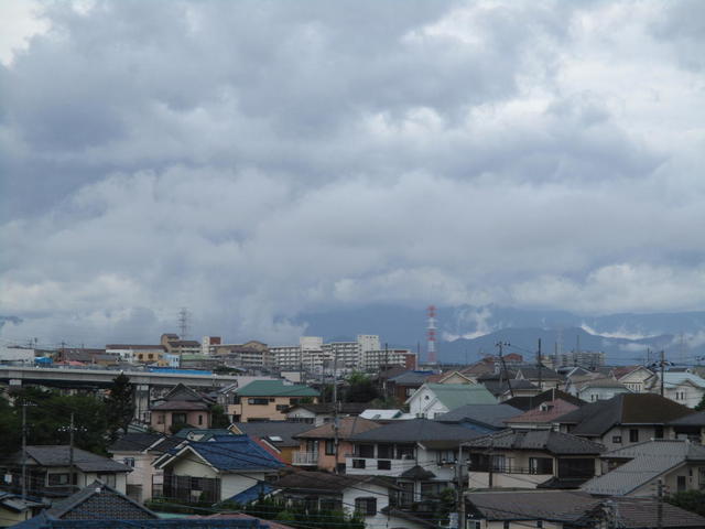 大山方向から迫って来る雨雲と追い掛けっこ