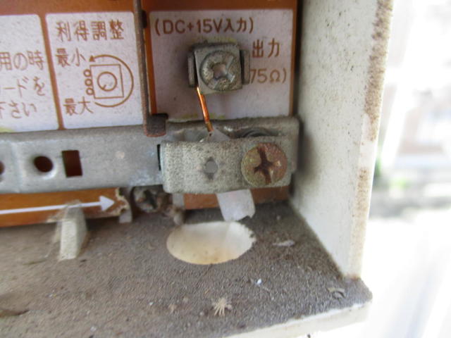 この配線が風で煽られ引き千切られてました