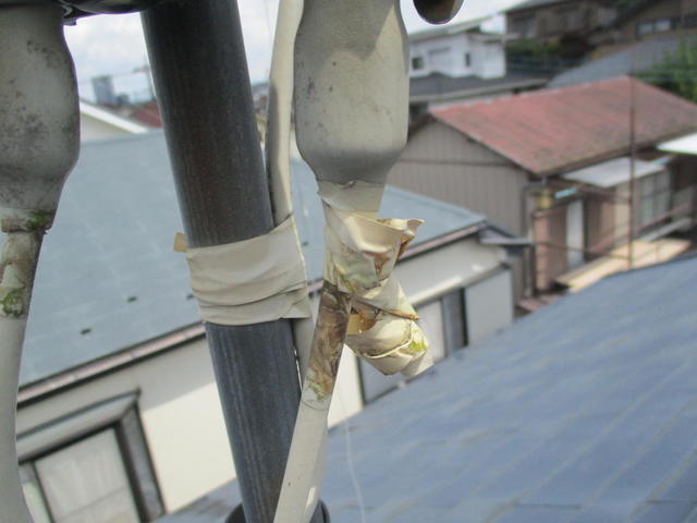 ブースター配線防水キャップにビニールテープが巻かれてました