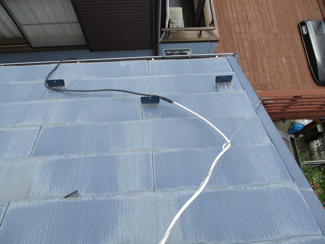 建物引き込み配線までの渡り配線が無造作に屋根に転がされ