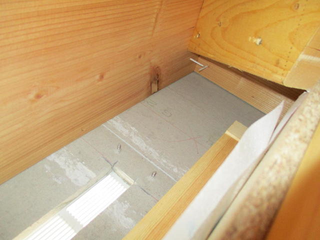 屋根構造の鼻先付近にスペースがある事を屋根裏を潜り確認
