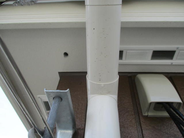 なるべく目立たない様な位置に軒下に貫通穴を開け