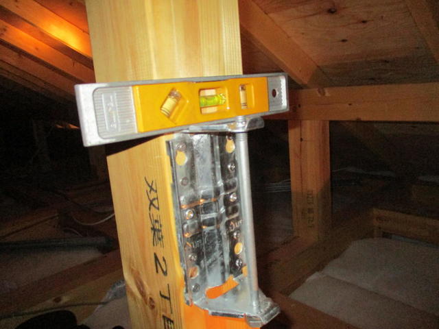 水平確認をした上で屋根裏にデザインアンテナ取付工事