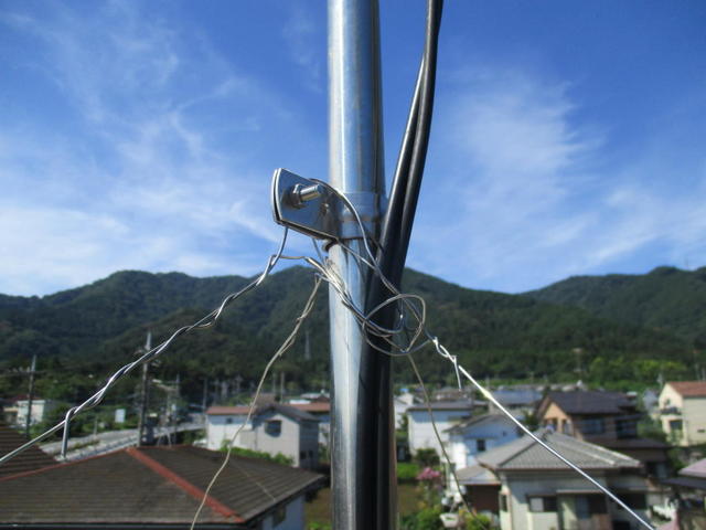 屋根張替え工事の際にアンテナ支線張りを直したそうですが、緩々