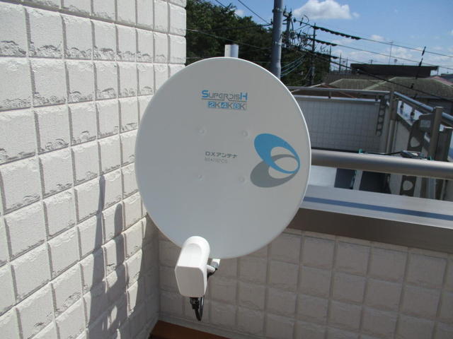 東京スカイツリー方向とは真反対になるBSアンテナを挟み込み金具で取り付け